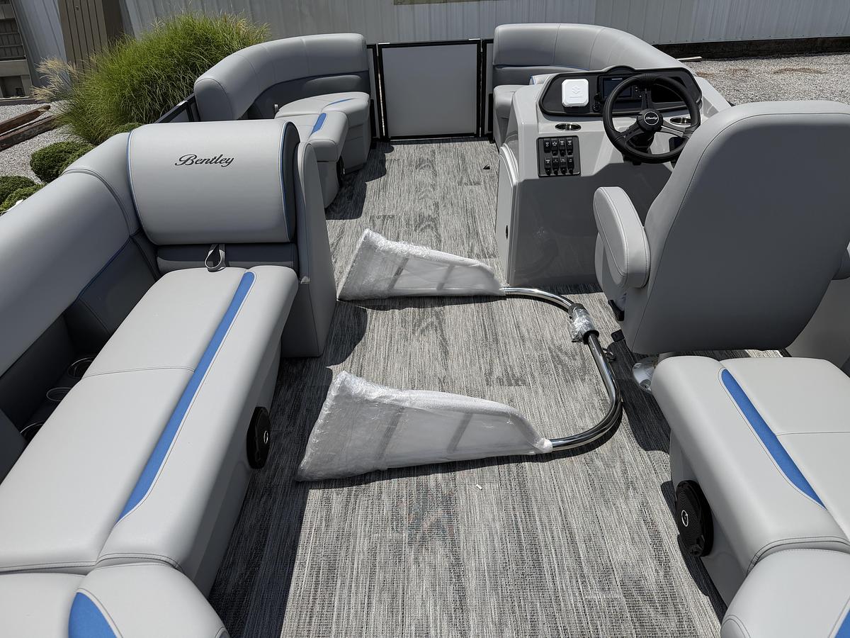 2027 Bentley Pontoons Bolt 203