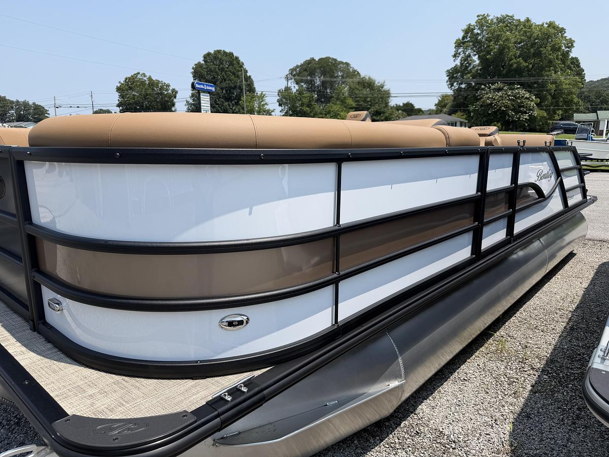 2027 Bentley Pontoons Legacy 223 Swingback