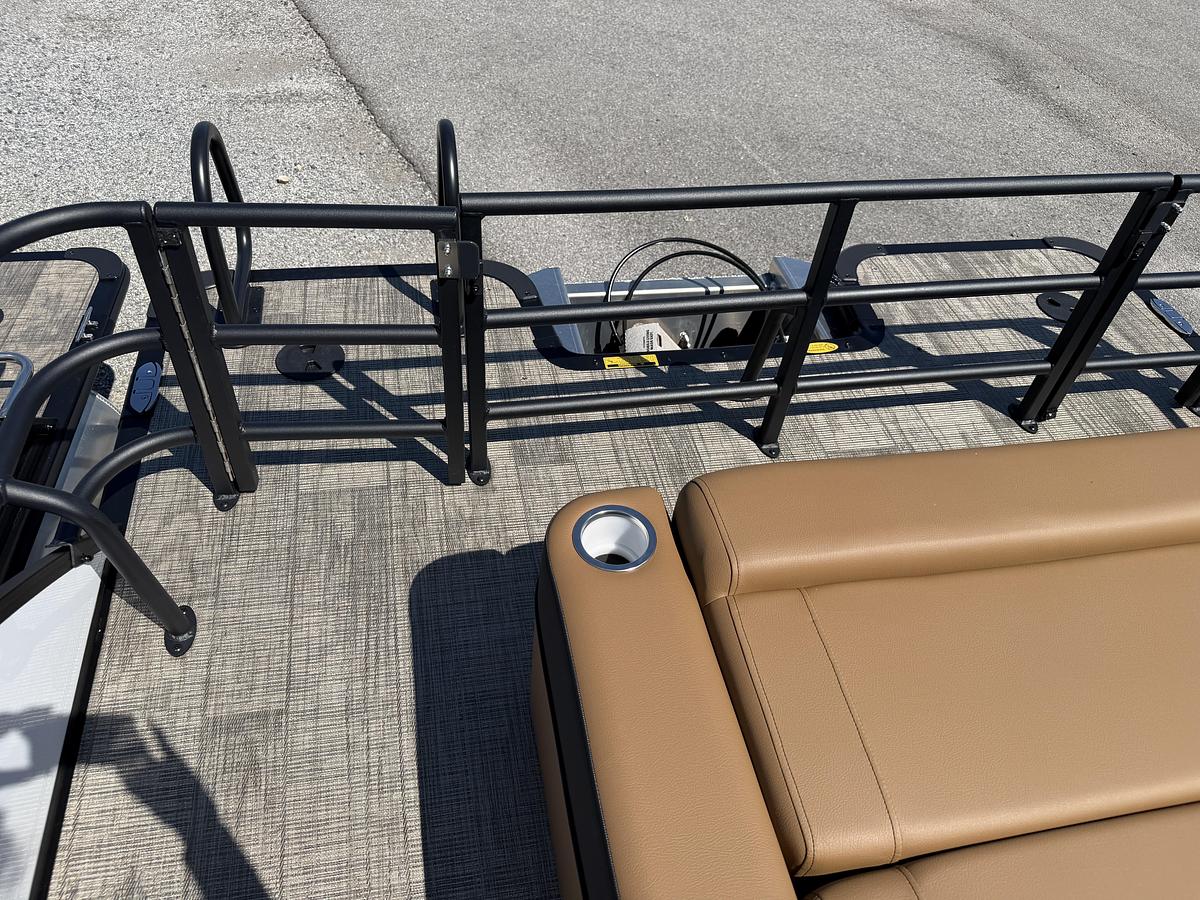 2027 Bentley Pontoons Legacy 223 Swingback DC