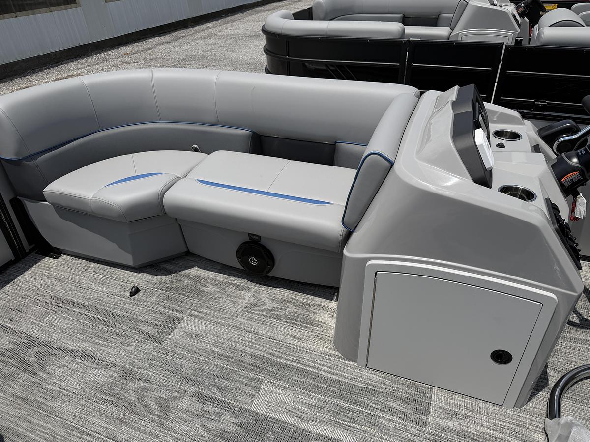 2027 Bentley Pontoons Bolt 203