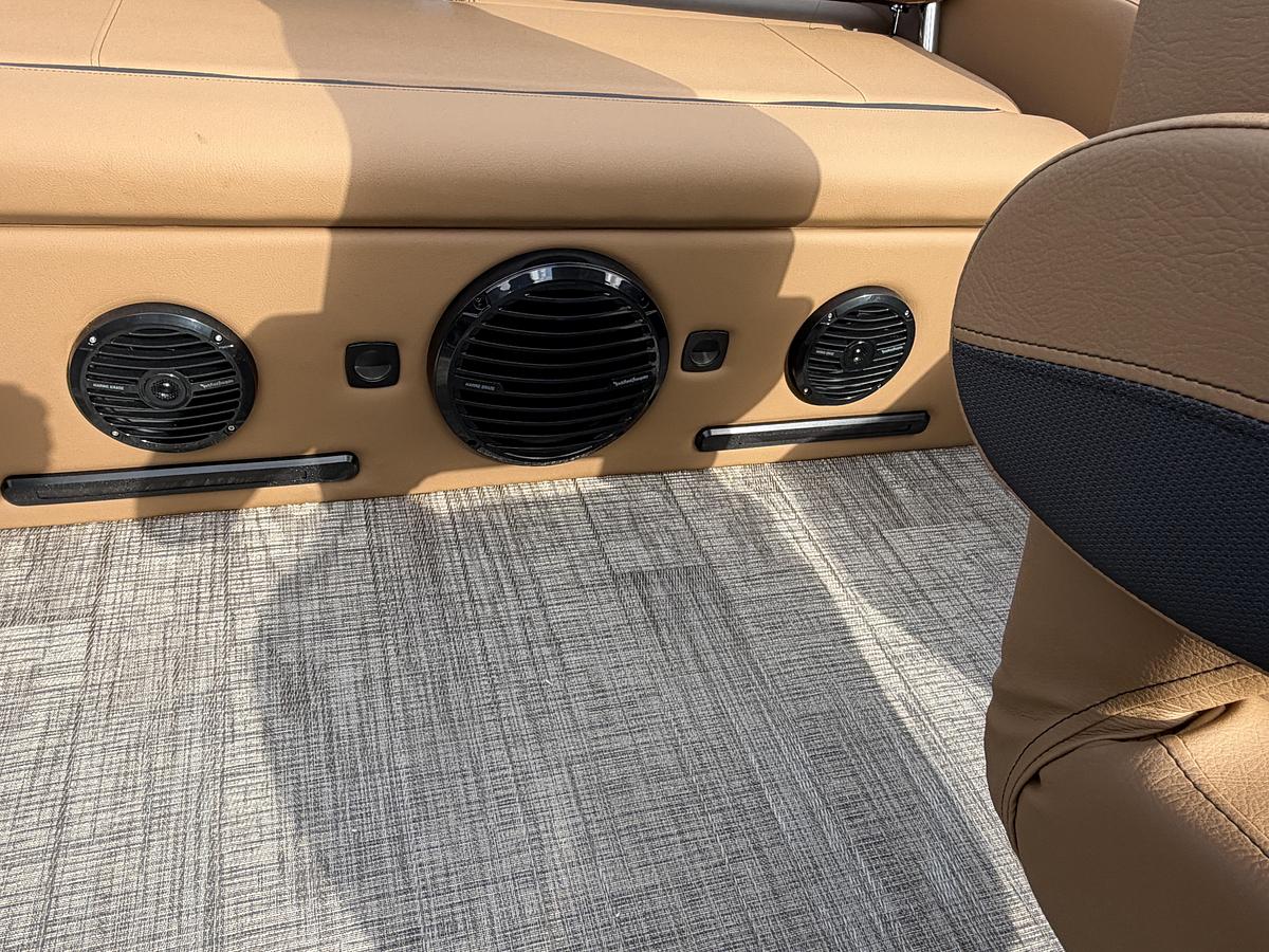 2027 Bentley Pontoons Legacy 223 Swingback