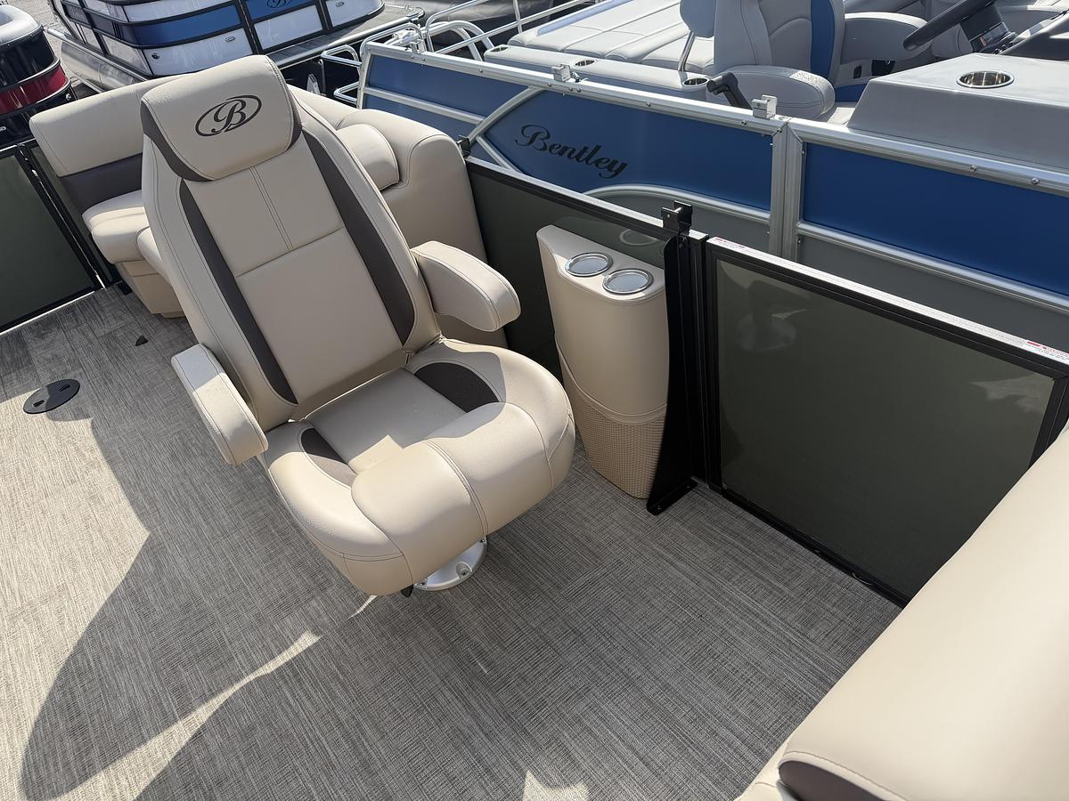 2026 Bentley Pontoons Legacy 223 Navigator