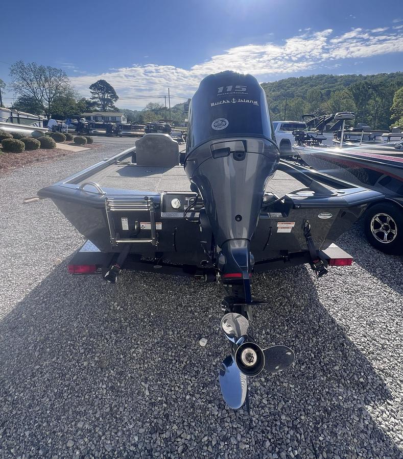 Used 2023 Avid Boats 18XB