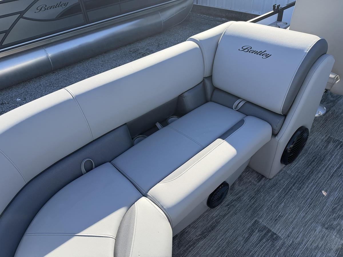 2026 Bentley Pontoons Legacy 223 DL Navigator