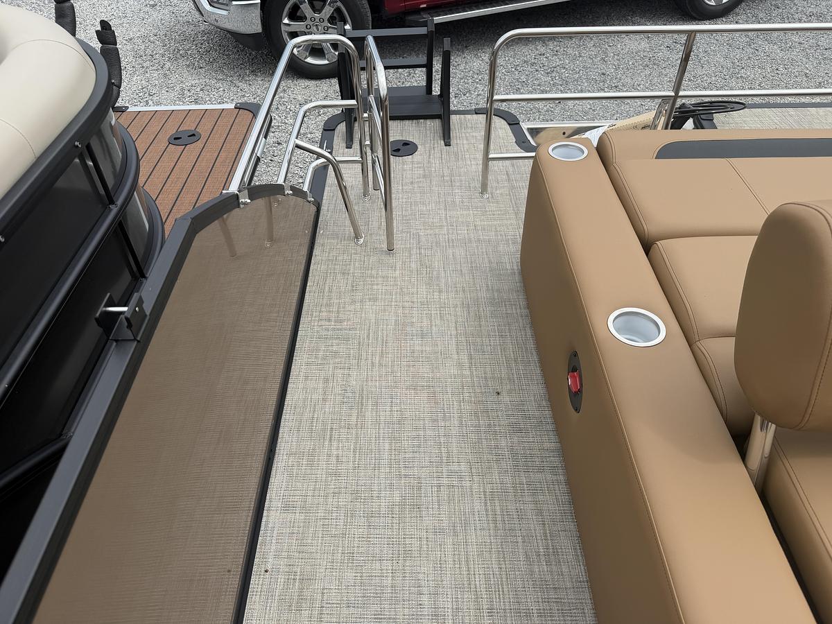 2027 Bentley Pontoons Legacy 223 Swingback