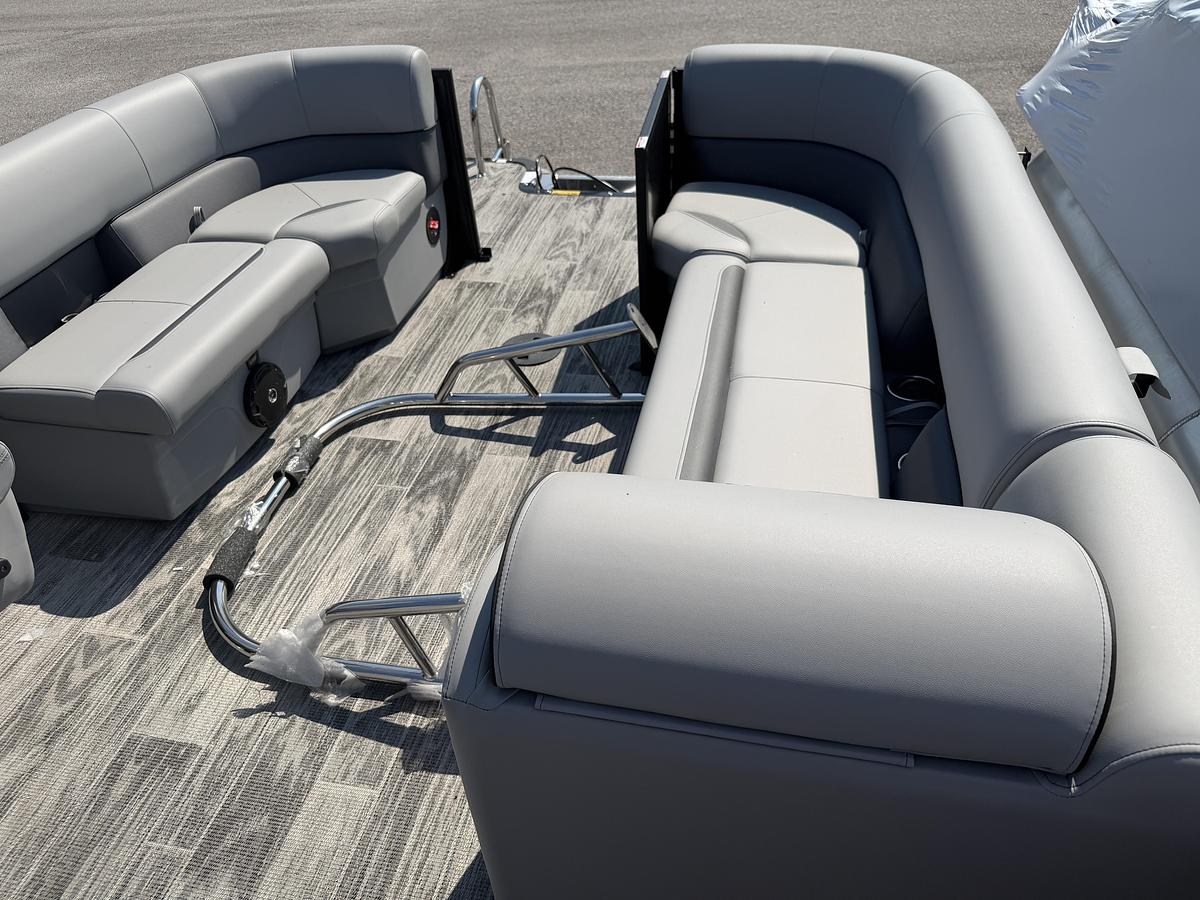 2027 Bentley Pontoons Bolt 223