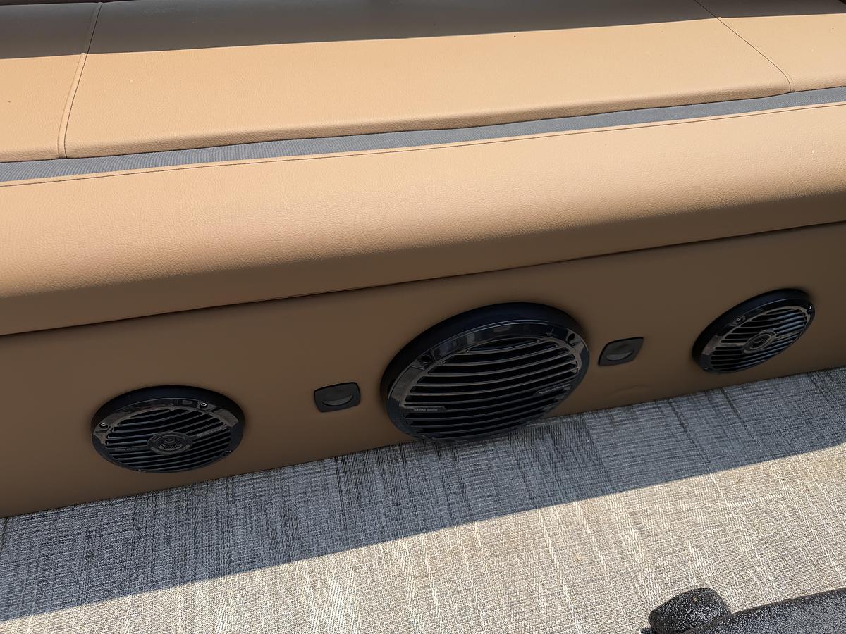2027 Bentley Pontoons Legacy 223 Swingback