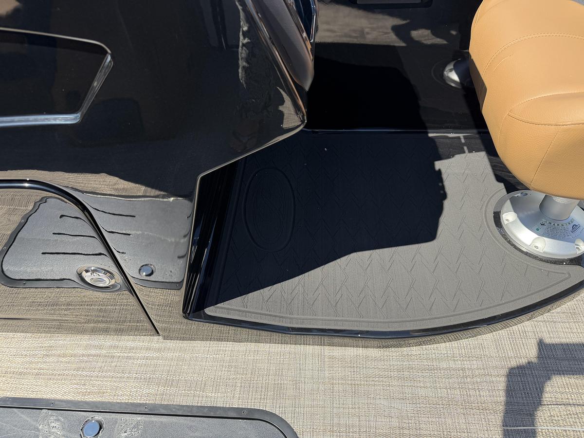 2027 Bentley Pontoons Legacy 223 Swingback DC