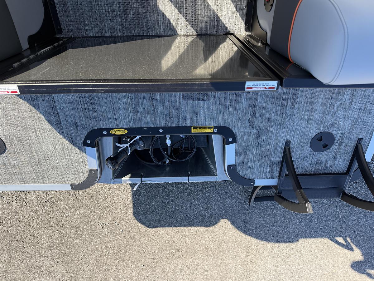 2026 Bentley Pontoons Legacy 200 Navigator