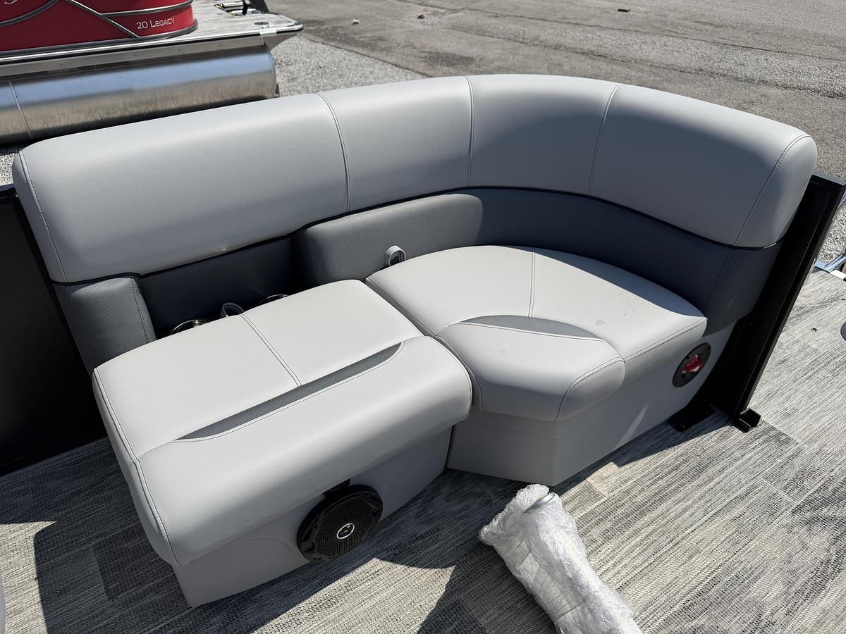 2027 Bentley Pontoons Bolt 200