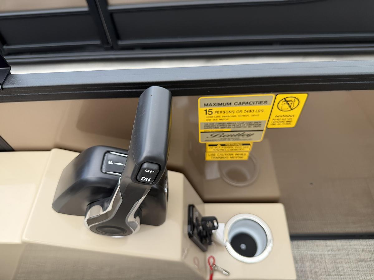 2027 Bentley Pontoons Legacy 223 Navigator