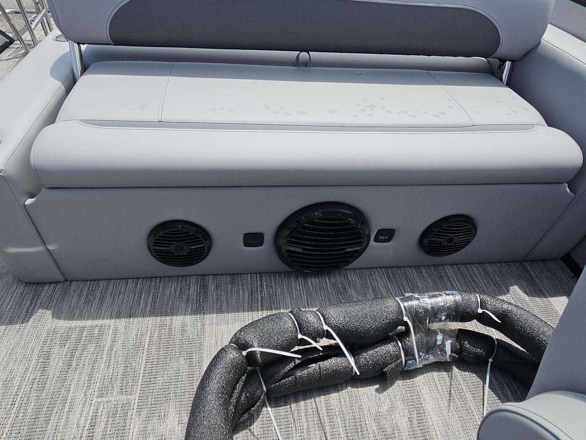 2026 Bentley Pontoons Legacy 223 Swingback