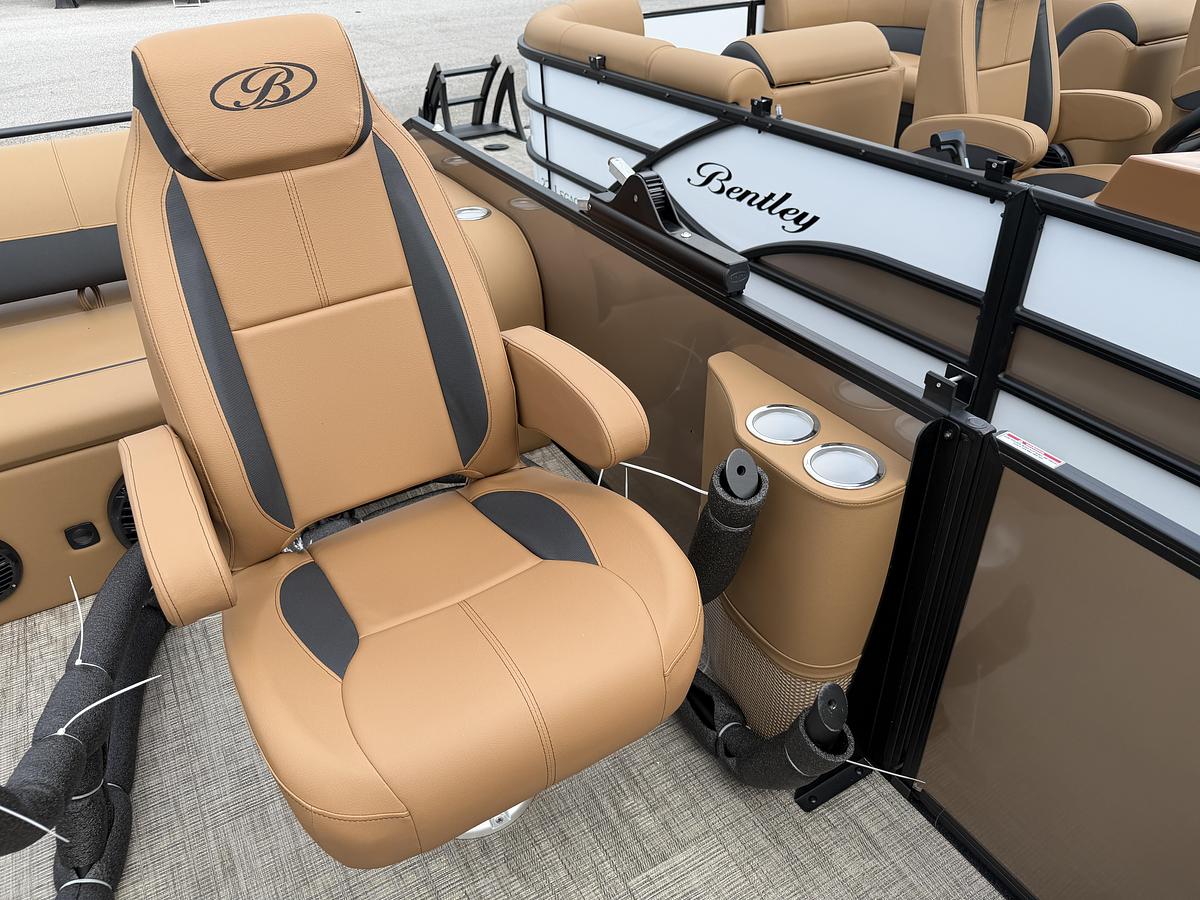 2027 Bentley Pontoons Legacy 223 Swingback