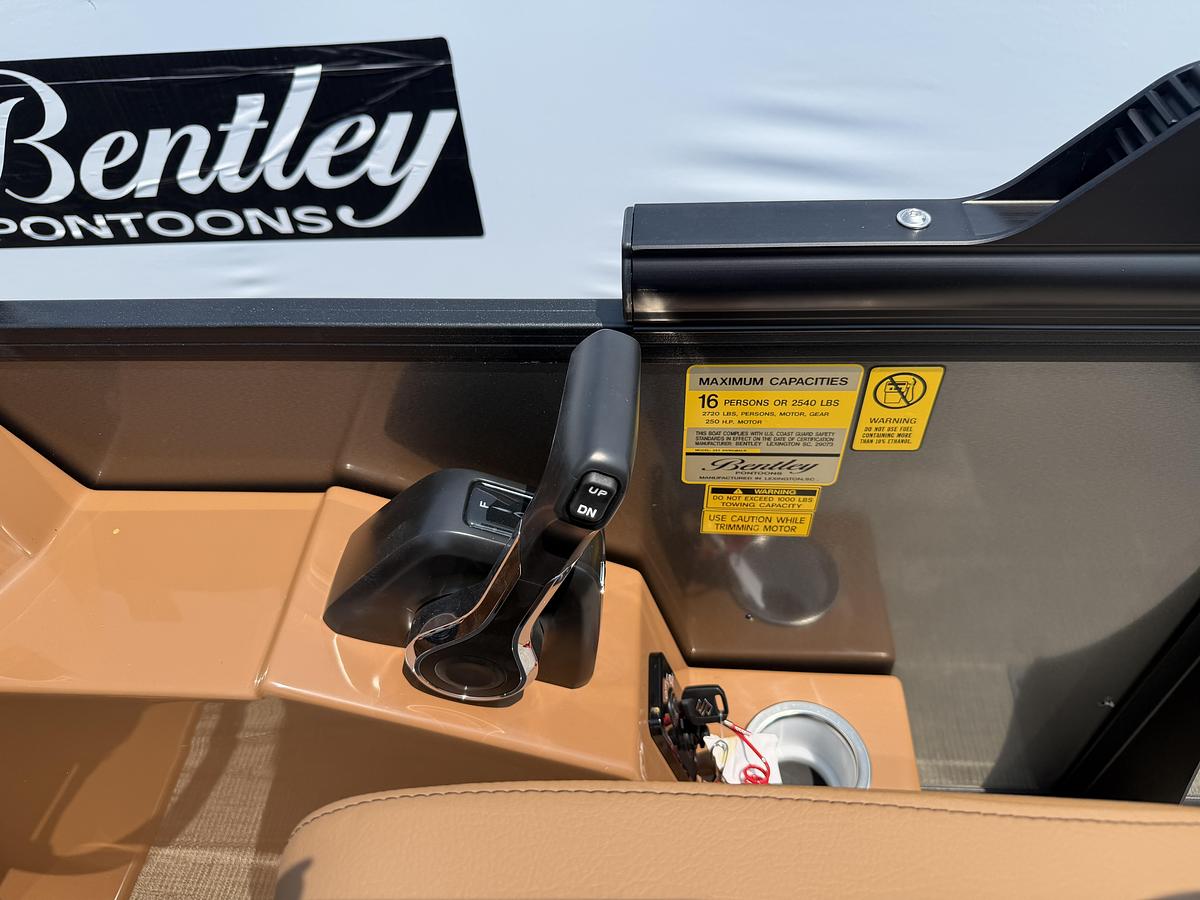 2027 Bentley Pontoons Legacy 223 Swingback