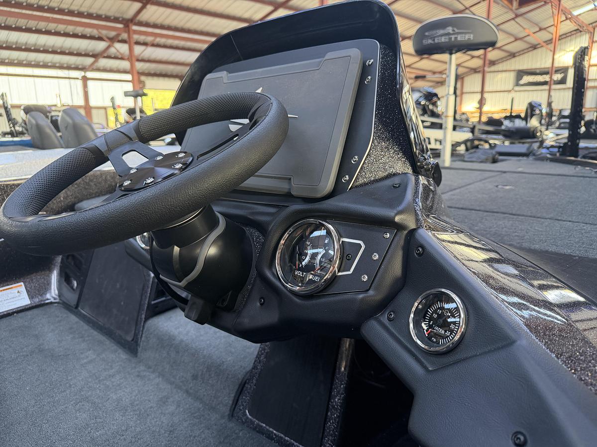 Used 2025 Skeeter ZX200