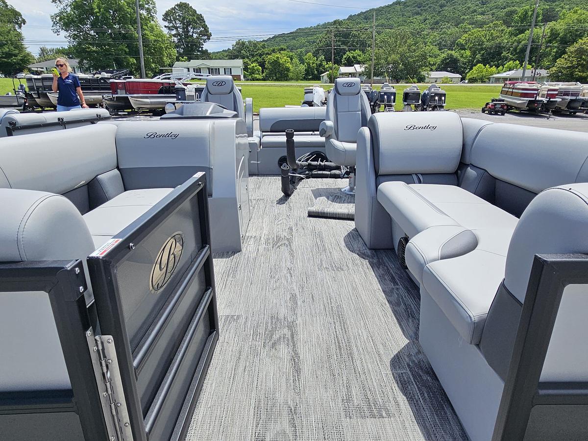 2026 Bentley Pontoons Legacy 223 Swingback