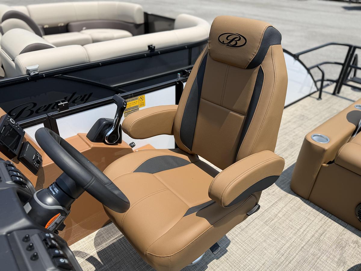 2027 Bentley Pontoons Legacy 223 Swingback