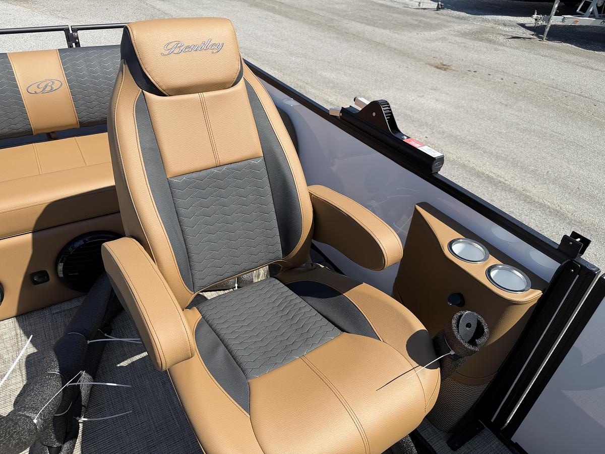 2027 Bentley Pontoons Legacy 223 Swingback DC