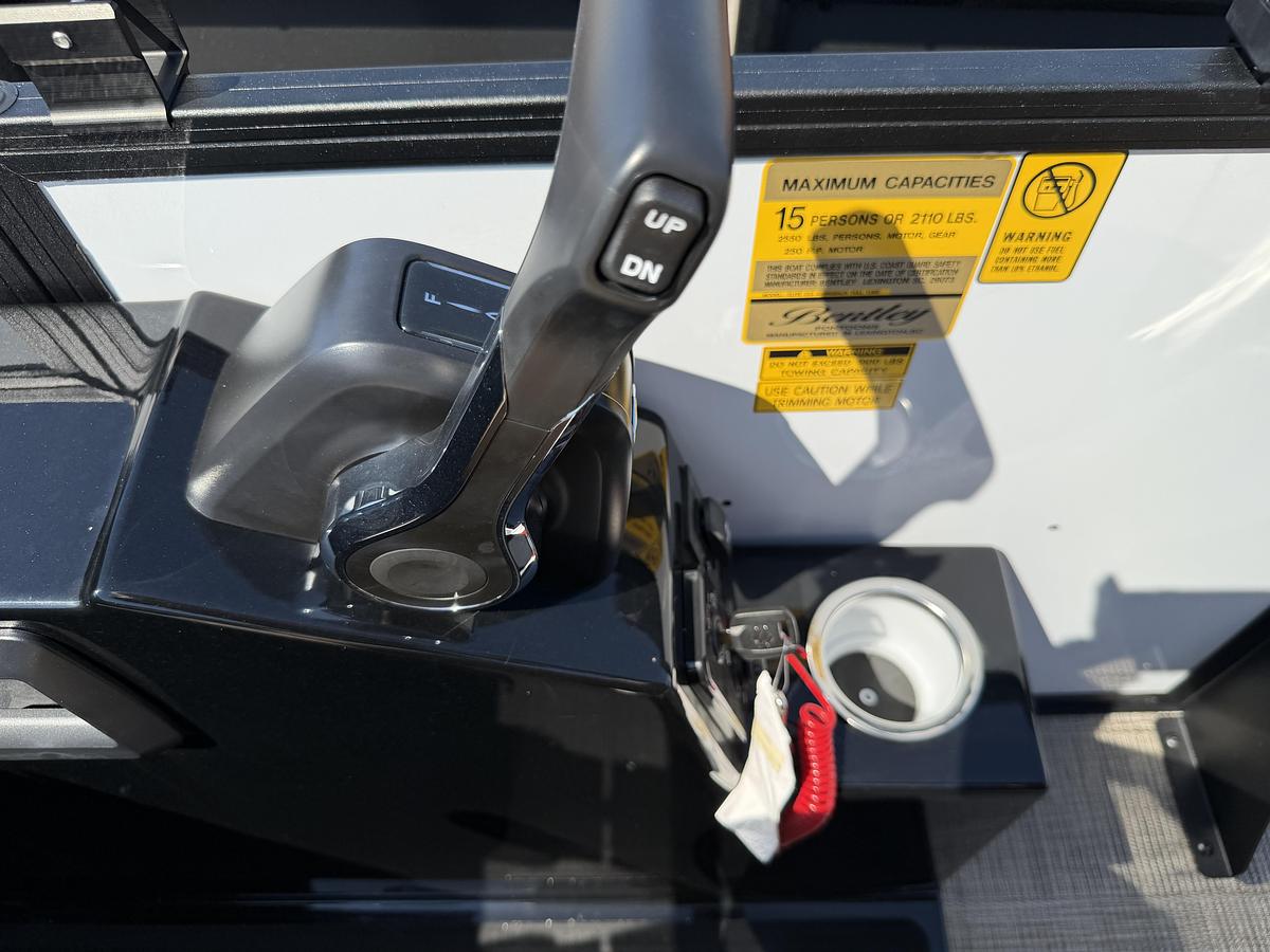 2027 Bentley Pontoons Legacy 223 Swingback DC