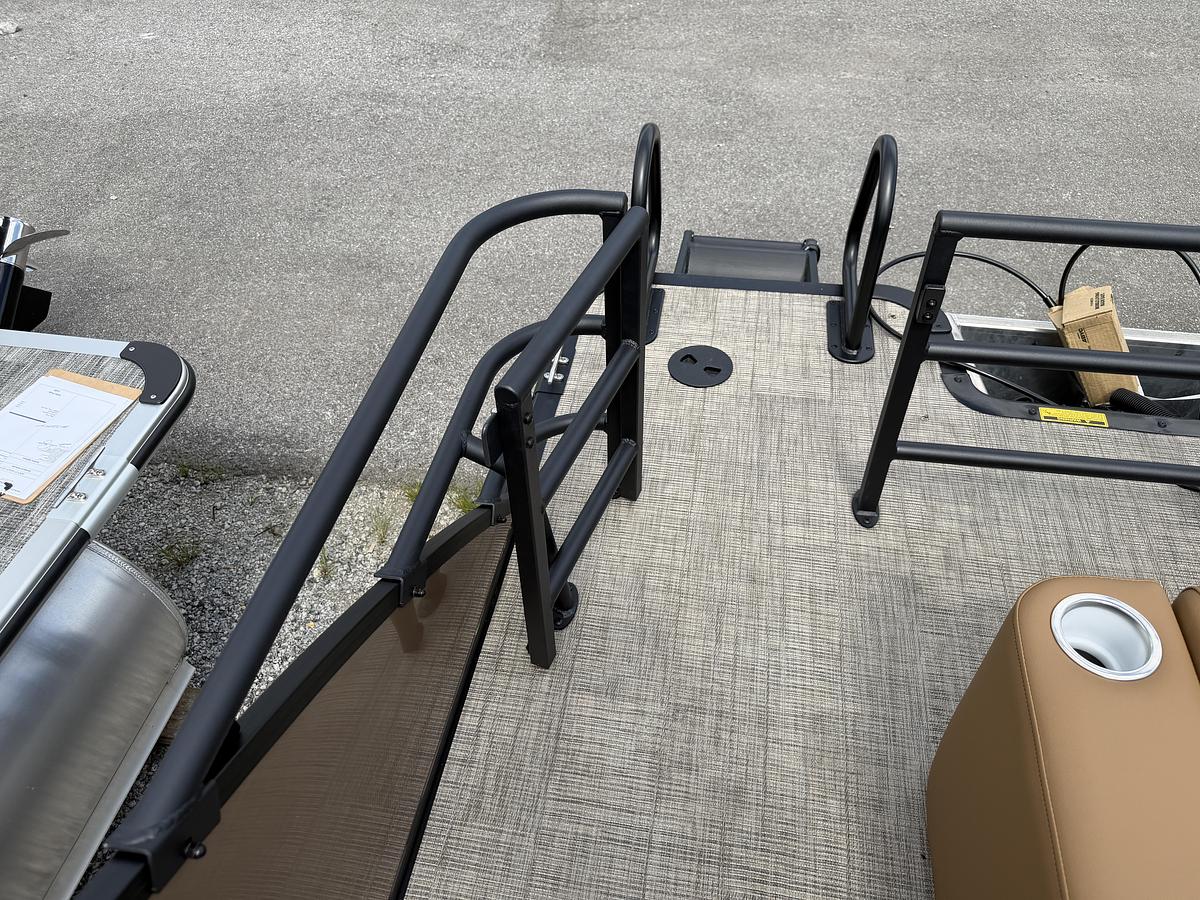 2027 Bentley Pontoons Legacy 223 Swingback