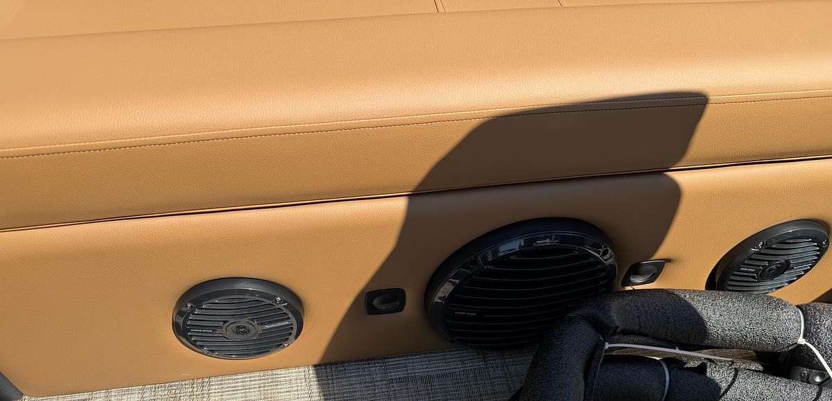 2027 Bentley Pontoons Legacy 223 Swingback DC