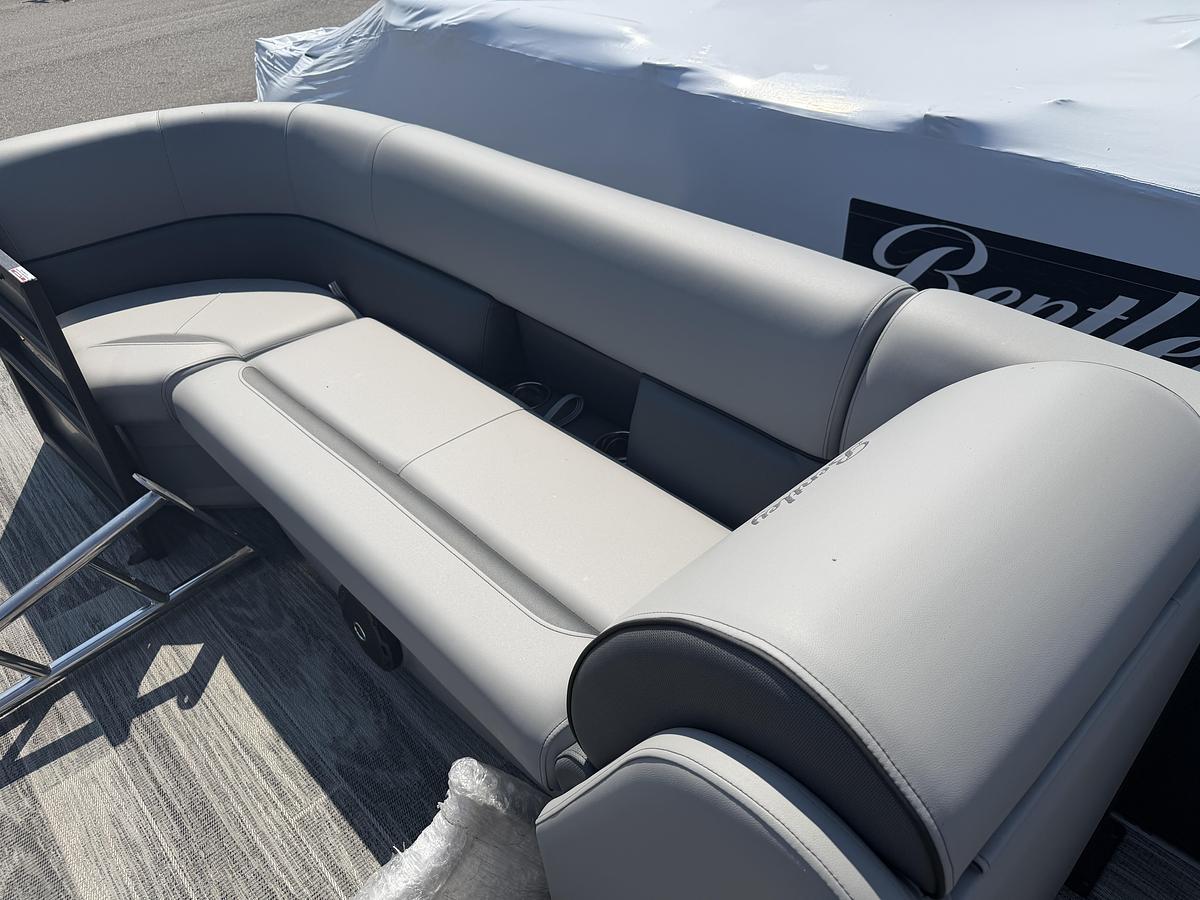 2027 Bentley Pontoons Bolt 223