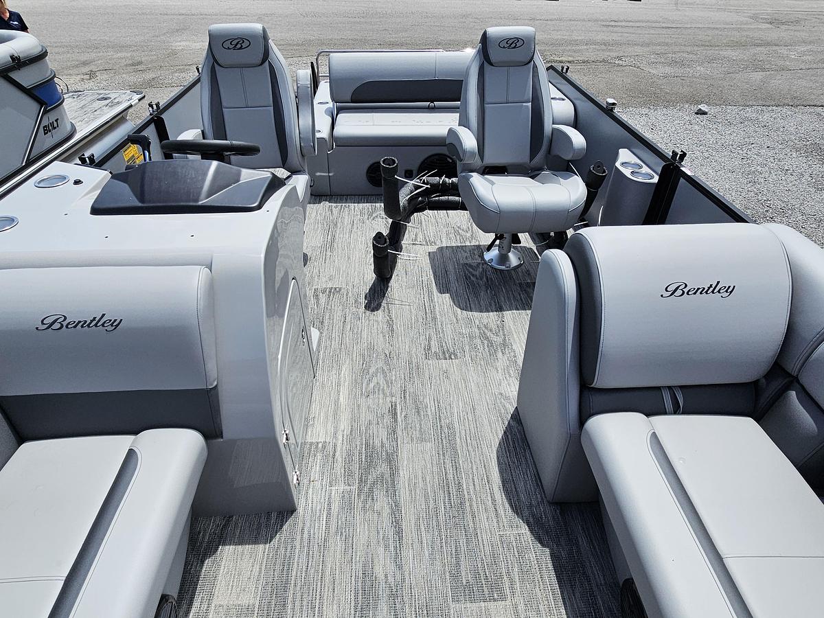 2026 Bentley Pontoons Legacy 223 Swingback