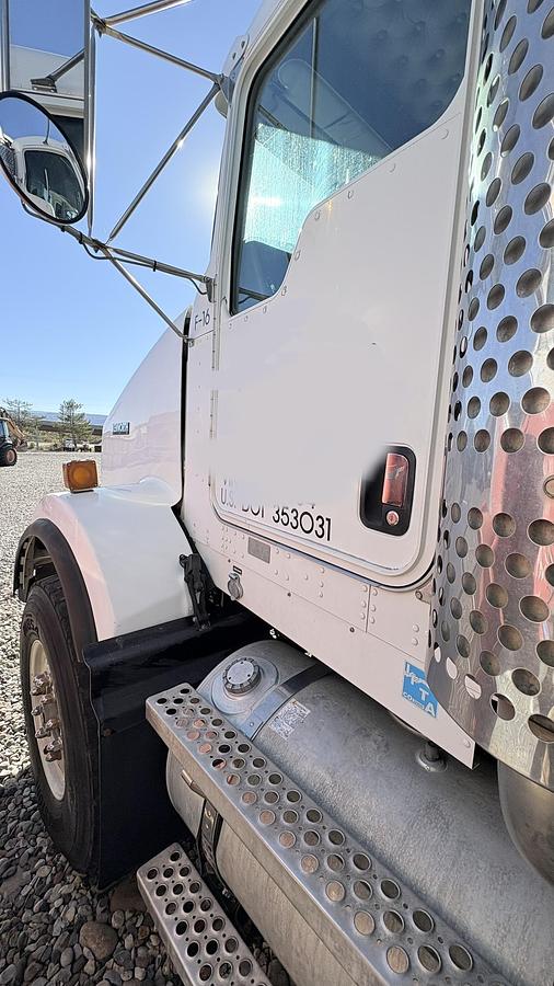 Used 2004 KENWORTH  T-800 BED WINCH TRUCK