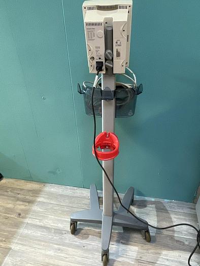 Used Datascope Accutorr Plus Patientenmonitor auf Trolley mit Blutdruckmanschette und SpO2 Fingersensor