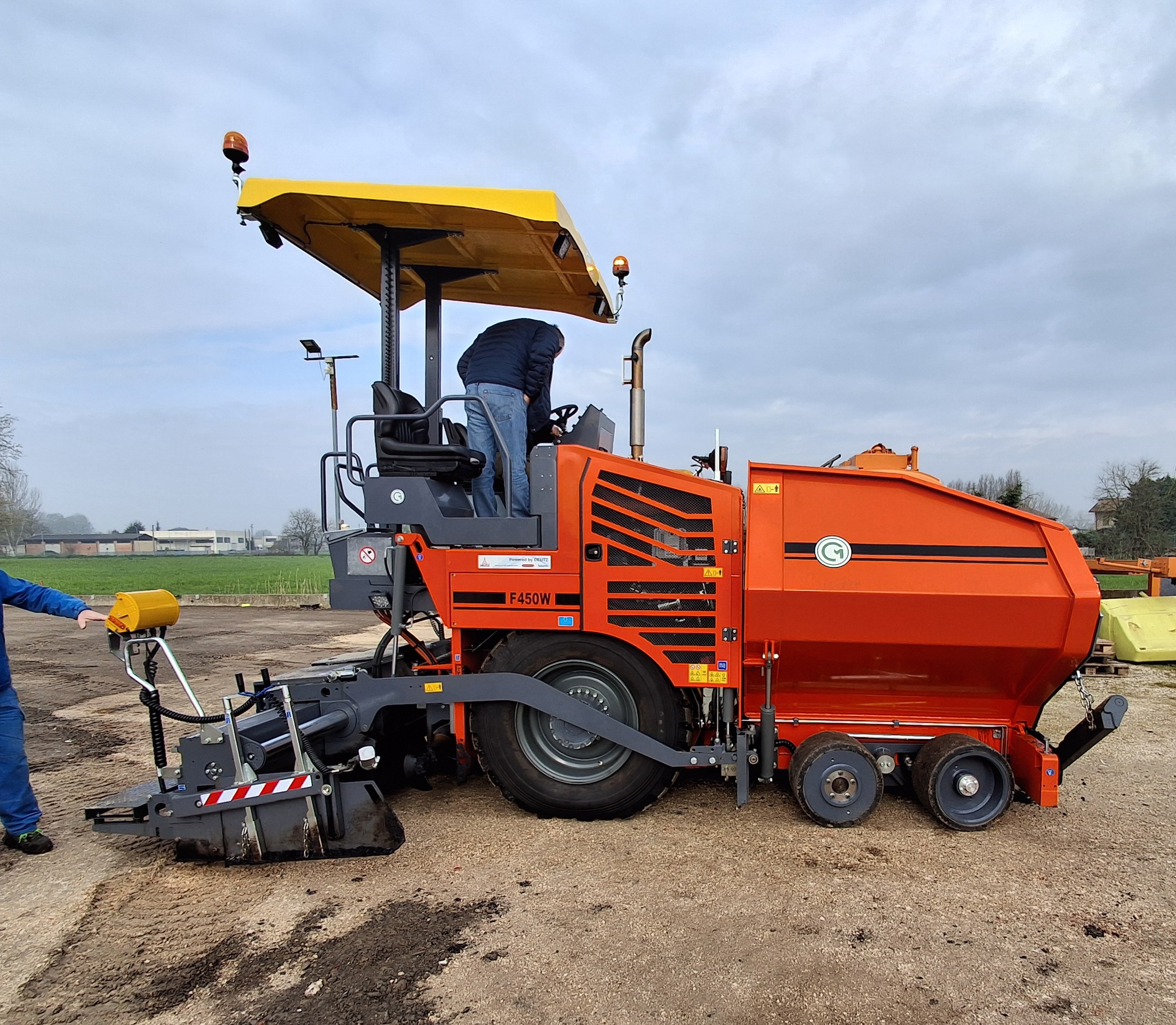 Asphaltfertiger CM F450W
