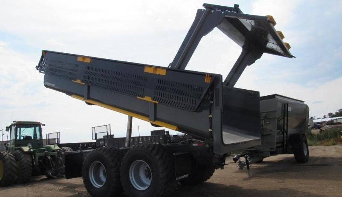 2025 BearClaw 2260 Silage Cargo Wagon