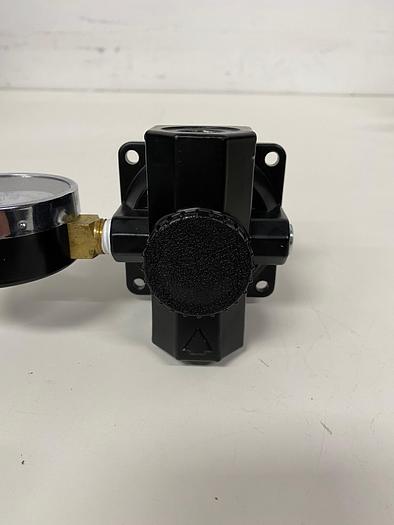 Used Wilkerson R21-03-000 A09 Dial-Air Regulator w/ Gauge 1/2" NPT 300PSI