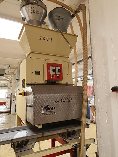 Gebraucht Nusskernschneidemaschine PEHA Type H1-04-03-600 600 mm Arbeitsbreite und 3 Schneidaggregate