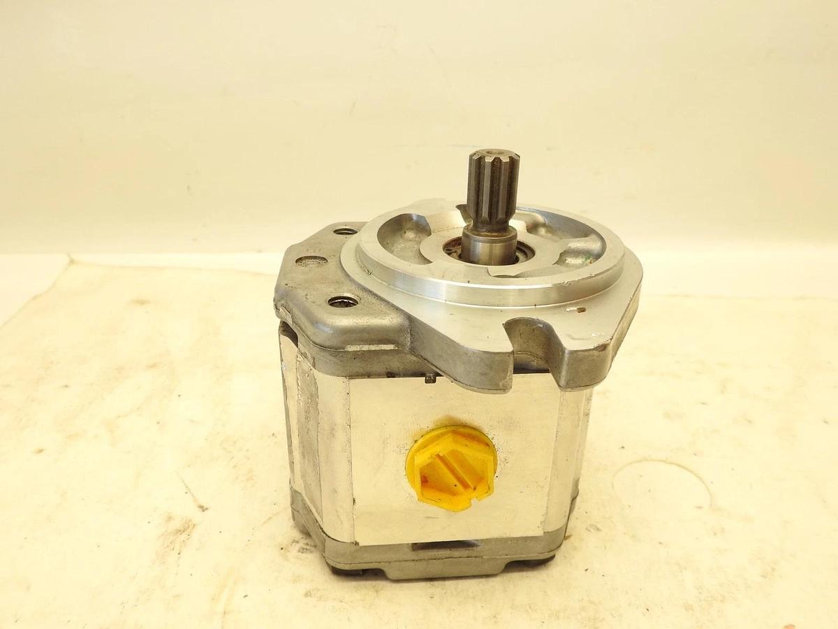 New Oem Danfoss 121.20.098.00  Hydraulic Gear Motor GR2 Bidirect Fixed Displ SNM