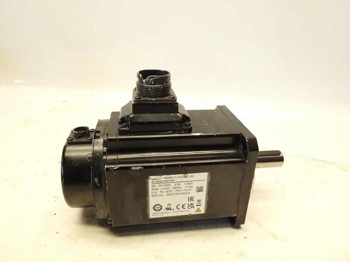 OMRON R88M-1L1K030C-S2 1S AC Servo Motor 1 kW, 400 VAC, 3000 RPM, 3.18 Nm