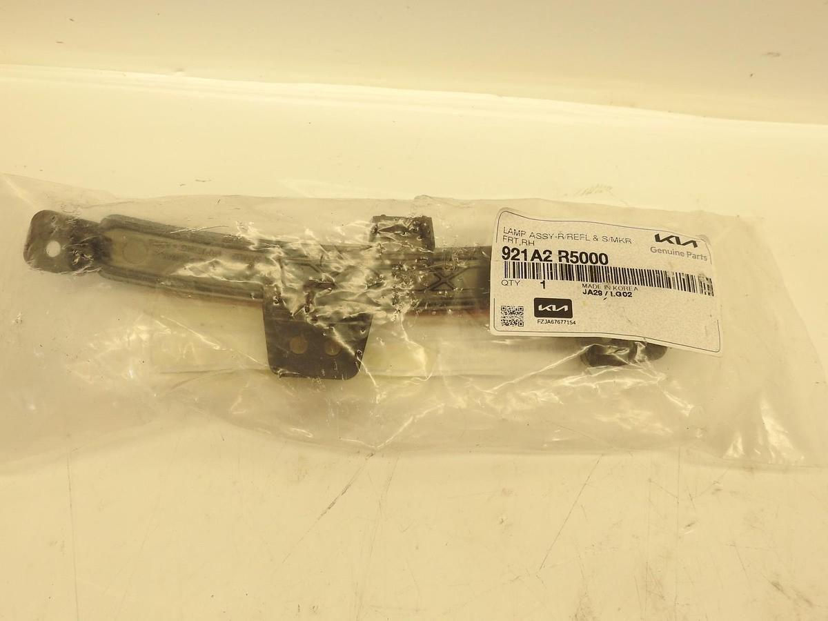 New Oem Kia 921A2-R500 Reflector For 2021-2023 Kia Sorento