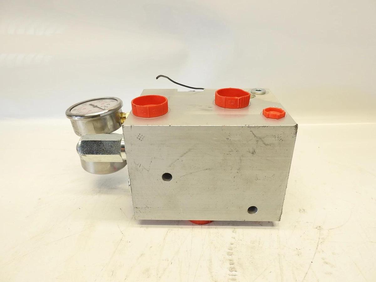 New HydraForce VA1836-101 Valve Block