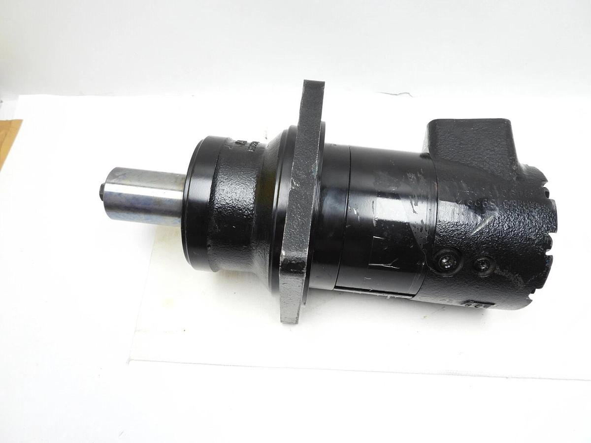 New Danfoss Hydraulic Motor SNY213002202 2.25" Keyed Shaft 4-Bolt Flange 1120325