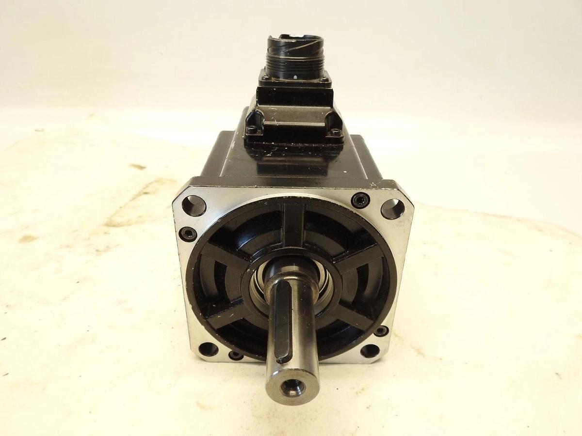 OMRON R88M-1L1K030C-S2 1S AC Servo Motor 1 kW, 400 VAC, 3000 RPM, 3.18 Nm