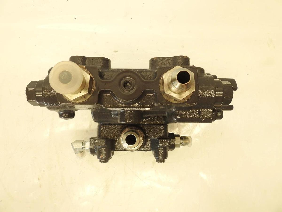 New Genuine OEM Kubota Loader Hydraulic Valve 7J441-78128 FlF43 Stack