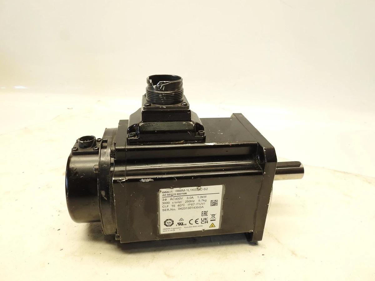 OMRON R88M-1L1K030C-S2 1S AC Servo Motor 1 kW, 400 VAC, 3000 RPM, 3.18 Nm