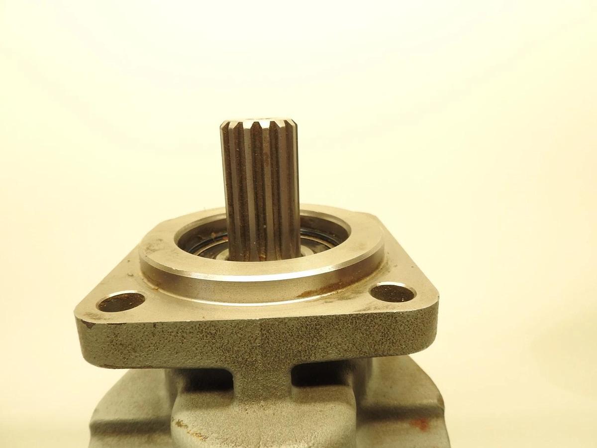 NEW OEM PARKER 323-9130-046 COMMERCIAL INTERTECH HYDRAULIC TRIPLE GEAR PUMP