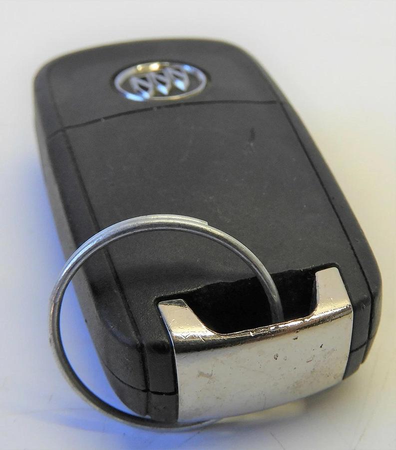 LOT OF 2 OEM Buick Switchblade Remote Smart Prox Flip Keyless Entry Key Fob 5912