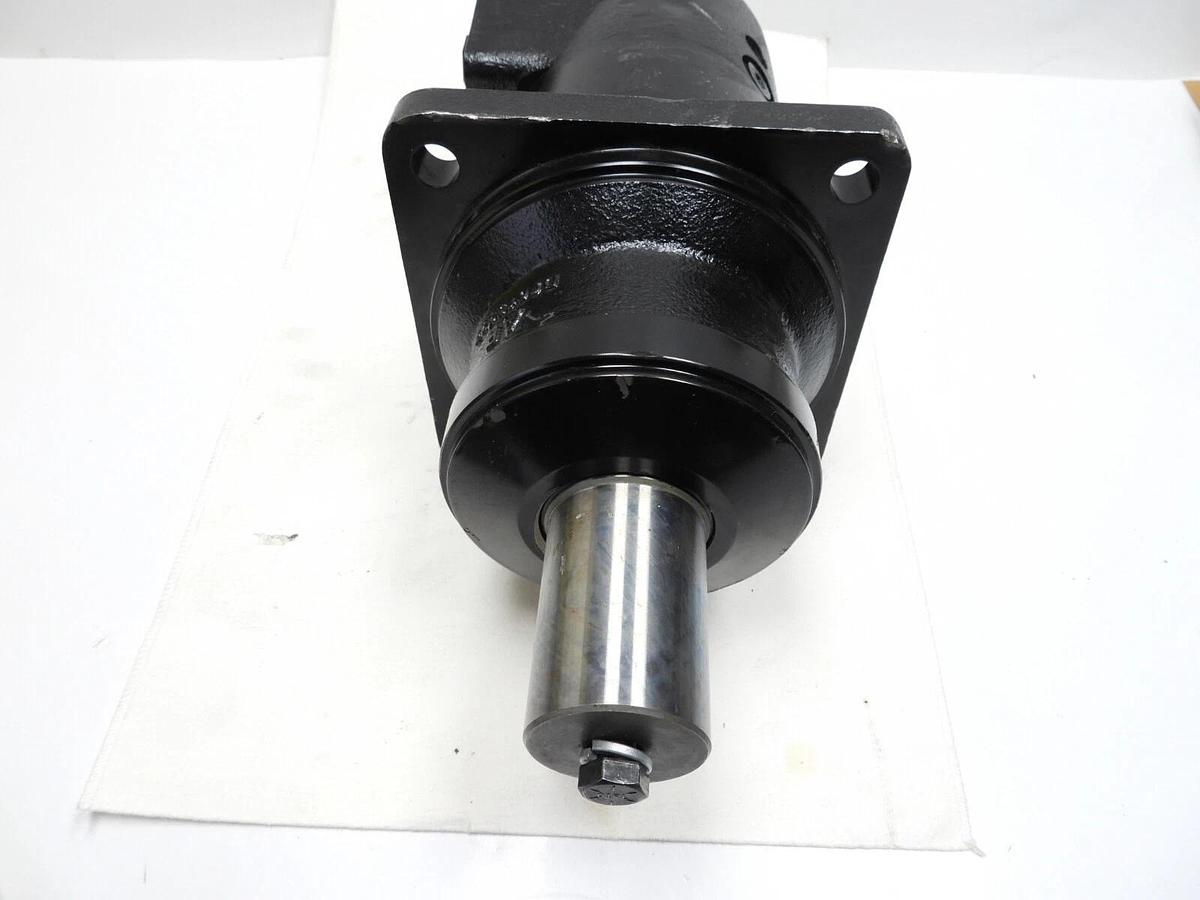 New Danfoss Hydraulic Motor SNY213002202 2.25" Keyed Shaft 4-Bolt Flange 1120325