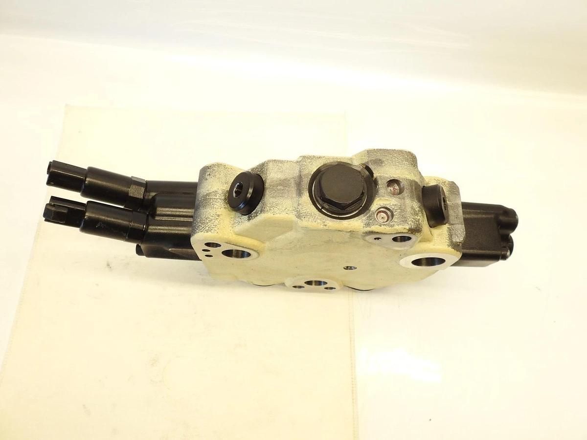 AS IS OEM Rexroth R901455221 2504301504 Control Valve Section