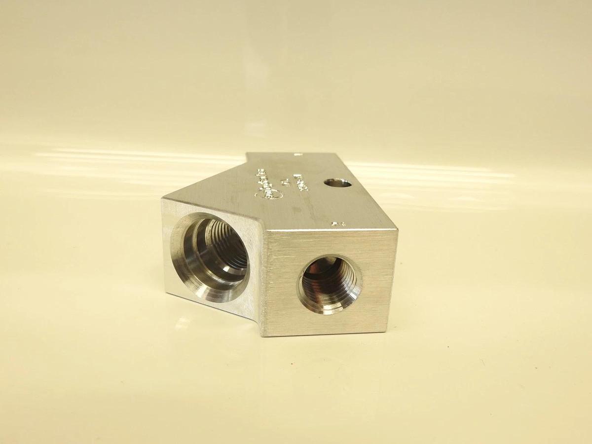 Sun Hydraulics TRQ 20-25 Lbf FT/27-33 Nm ACA 2H03-AM NPT Ports 1/4" Manifold