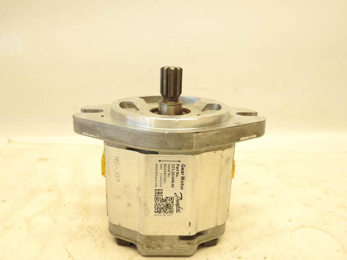 New Oem Danfoss 121.20.098.00  Hydraulic Gear Motor GR2 Bidirect Fixed Displ SNM