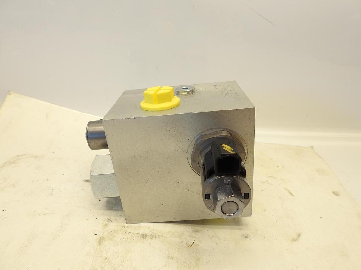 Oem John Deere Valve, Hst Tank and Cooler Bypass 850 AT468802  HF112733-17