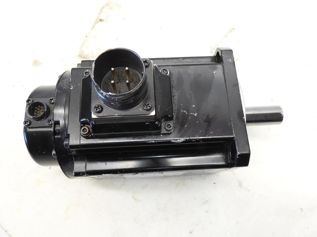 OMRON R88M-1L1K030C-S2 1S AC Servo Motor 1 kW, 400 VAC, 3000 RPM, 3.18 Nm