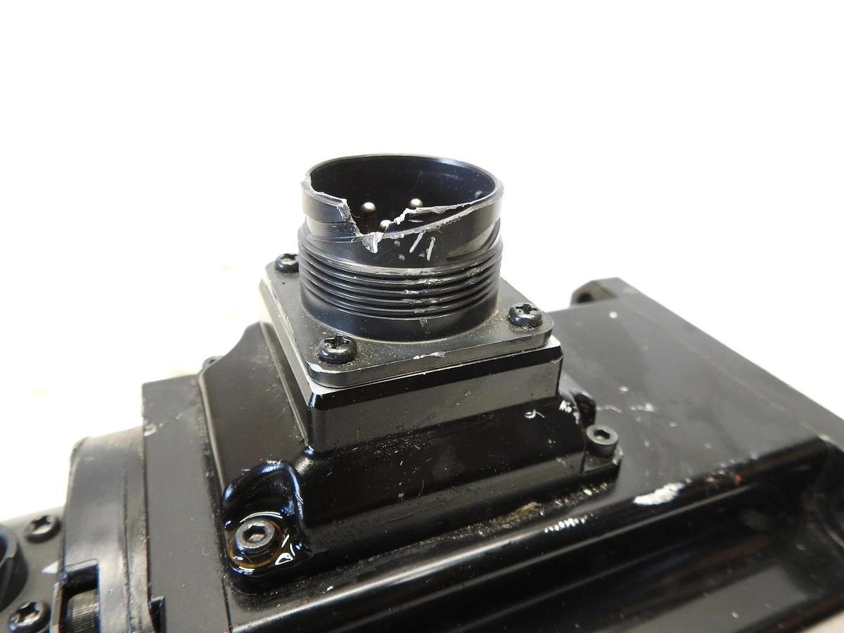 OMRON R88M-1L1K030C-S2 1S AC Servo Motor 1 kW, 400 VAC, 3000 RPM, 3.18 Nm